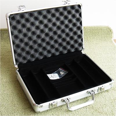 China Casino Gambling Box Poker Chips Case 200pcs Aluminum Casino Chips High Quality Poker Chips Set Box 2 Playing Cards for sale