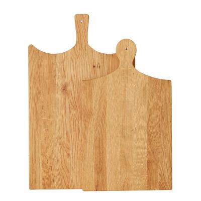 China Sustainable Stylish Design Kitchen Edge Grain Board Oiled Oak Wood Cutting Board With Handle for sale