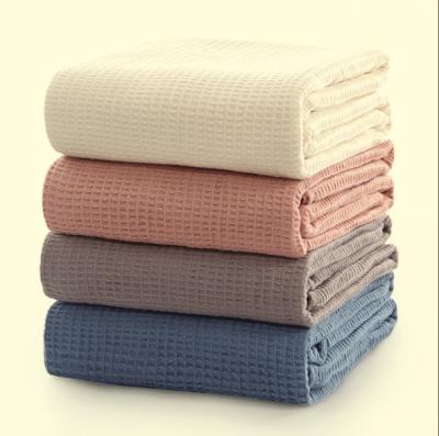 China Wholesale Wearable Custom 385 Gram 105*150cm 100% Organic Cotton Wrap White Weave Color Waffle Plaid Muslin Baby Blanket for sale