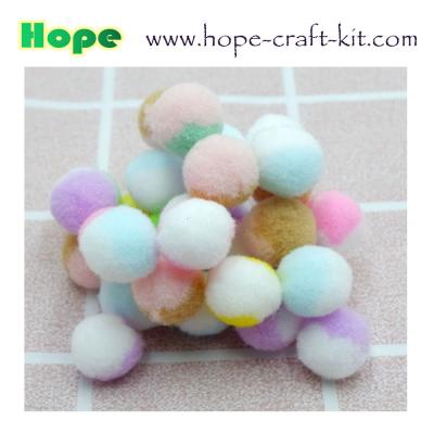 China 2~4 colours soft Pom pom ball for hobbies and children kids DIY hand-crafted material à venda