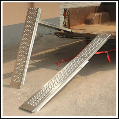 China Professional Non - slip 1000LBS Folding Loading Ramps For Pickup Trucks for sale