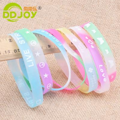 China Custom Logo Waterproof Adult Child Waterproof Rubber Debossed/Embossed Printing Wristband/Silicone Exterior for sale