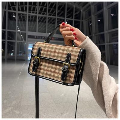 China Popular women's handbags of the latest 2021 fashion temperament handbags pearl purses for sale