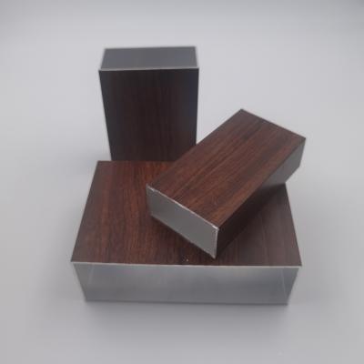 China Los perfiles de aluminio del tubo del grano de madera sacaron la tubería rectangular de aluminio en venta