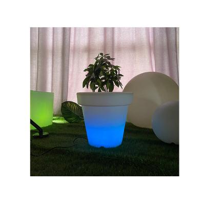 China PP Material Fashion 12VDC Version Outdoor Garden Decoration Lamp Flower Pots for sale