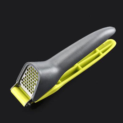 China Cheap Price Viable Ginger Garlic Press Stainless Steel + Plastic Garlic Press for sale