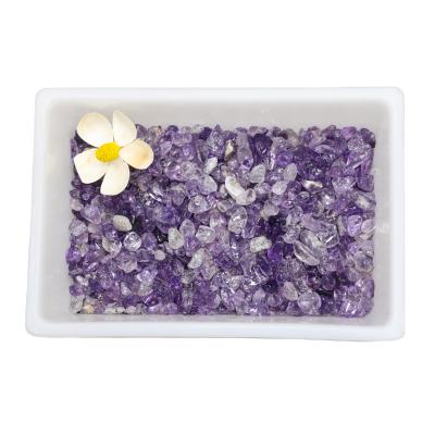 China Feng Shui Exquisite Natural Crystal Tumbles Polished Light Color Amethyst Chips for Holiday Decoration for sale