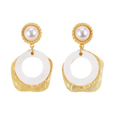 China Trendy New Shell Pearl Wind Earrings Trendy Beaded Earrings Fashionable Natural Fresh Pearl Earrings for sale