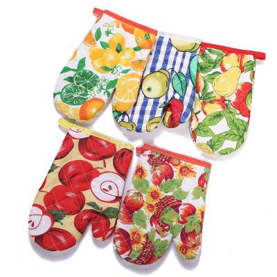 China Printing Fruit Anti Oven Household Thick Insulation Gloves Minimalist Warm High Temperature Anti Microwave Oven Gloves Wholesale for sale