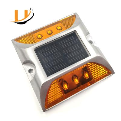 Cina Waterproof Ip68 Driveway Led Solar Dock Light Aluminum Raised Traffic Warning Guardrail Marker Road Stud Cat Eye Road Spike in vendita