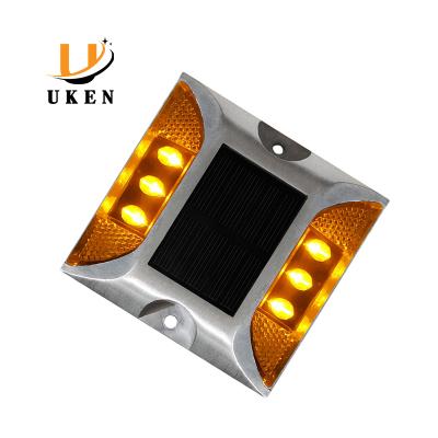 Cina New Design Flashing Traffic Marker Led Reflective Aluminum Solar Road Stud in vendita