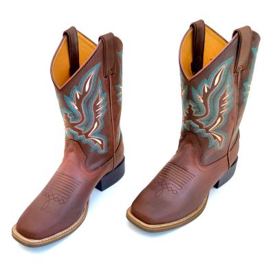 China Curvy Women's Western Cowboy Boots Wide Calf Cowgirl Headed Toe Embroidered Boot for sale