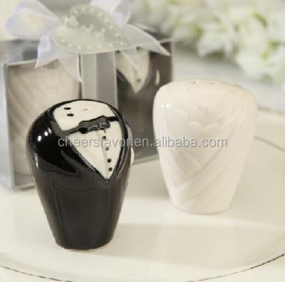 China Newlyweds Ceramic Wedding Favors Ceramic Salt And Pepper Shakers for sale