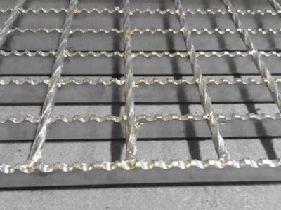 China Hot Dip Galvanized Serrated Steel Grating 25x3 Serrated Flat Bar Pitch 15mm for sale