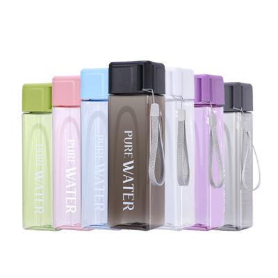 Китай 480Ml BPA FREE Cheap Portable Plastic Square water bottle with strap flip up lid Custom Logo продается