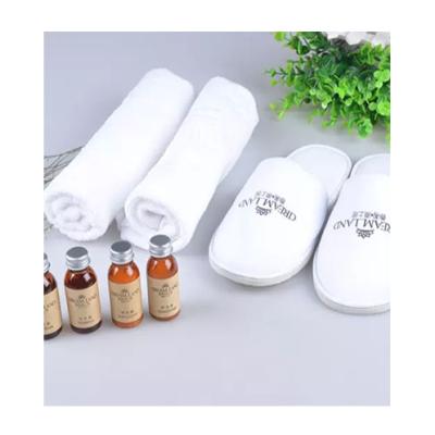 China Brand New Latest Quality Assured Designs Hotel Toothbrush Slipper Hotel Soap Toiltery Set YKL-ycx003 for sale