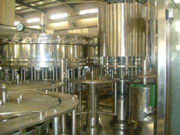 China Máquina de embotellado del animal doméstico del alto rendimiento, cadena de producción de relleno del agua de soda control del PLC en venta