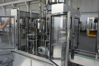 China Máquina de embotellado del vidrio/ANIMAL DOMÉSTICO para el aceite de girasol, línea 10000 BPH del terraplén del aceite en venta