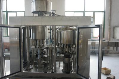 China Máquina de embotellado automática llena del aceite que llena y que capsula 2 en 1 unidad en venta