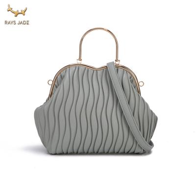 중국 Latest Fashion Metal Top Handle Handbags Pleated Faux Leather Luxury Women Tote Hand Bags With Chain 판매용