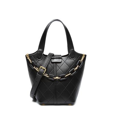 Κίνα PORTABLE High Quality Handbags For Women Faux Leather Ladies Bucket Handbag Small Office Crossbody Leather Quilted Bag With Chain προς πώληση