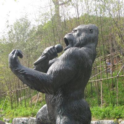 China Hot Sale Modern Animal Design Bronze Zoo Park Europe Decoration Sitting Gorilla Sculpture for sale