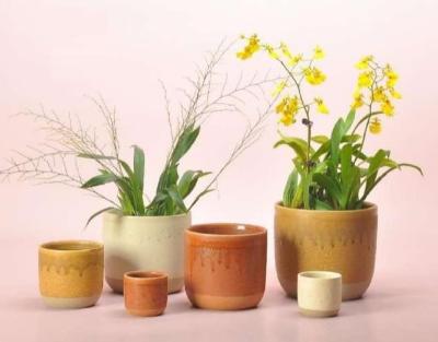 China Eco - Friendly Hand Paint Design Garden Ornaments Modern Flower Pots Planters With Logo for sale