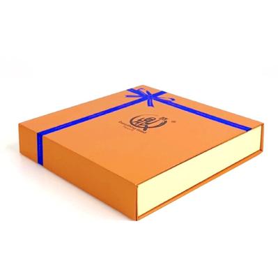 China Recycled Materials Matt Lamination Paper Boxes Folding Magnetic Gift Box With Ribbon for sale