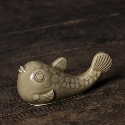 China Exquisite Vivid Vivid Porcelain Fish Celadon Ceramic Shape Toy Tea Drink Tea Pet for sale