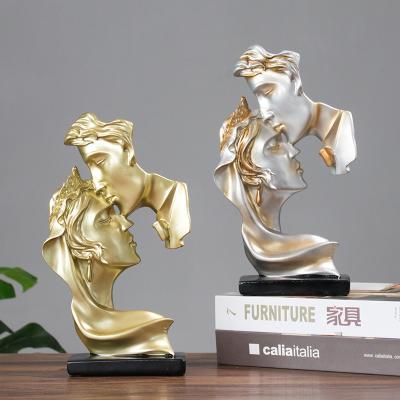 China Europe Nordic Light Luxury Couple Kissing Statue Living Room TV Cabinet Opens Resin Couples Decoration for sale