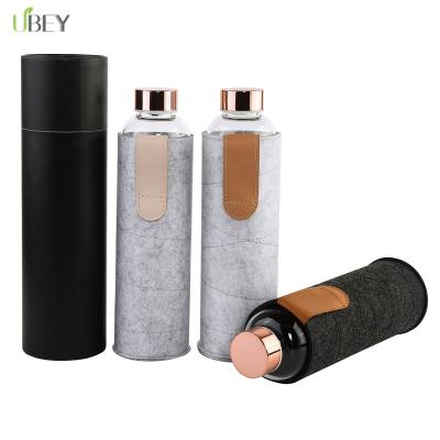 China 2019 Viable Custom Sleeve Rose Gold Lid Borosilicate Glass Fashionable Felt Water Bottle 750ml for sale