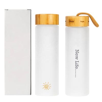 China 2022 Viable NEW Hot Selling Wide Mouth Sports Borosilicate Glass Water Bottles With Wooden Bamboo Lid for sale