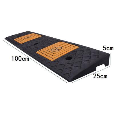 China Heavy Duty Flexible Black Yellow Wheelchair Kerb Ramp For Roadway for sale