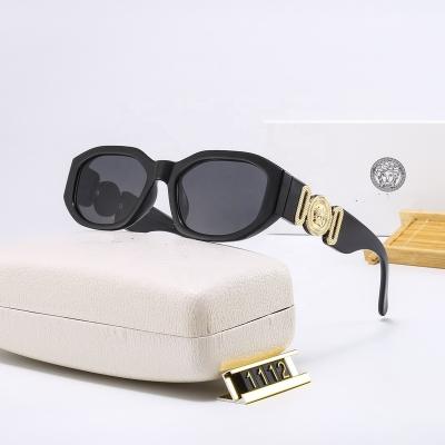 China Fashion Sunglasses 137777 Retro Trendy 2022 Black Vintage Rectangle Sunglasses Women Men Sunglasses Small Luxury Rectangle Sunglasses for sale