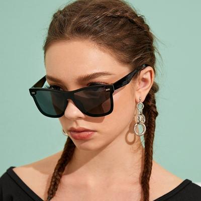 China Hot Selling Custom Square Glass Women Sunglasses Vintage Oversized One Piece PC Glass Sun Glasses Female Ladies Fashion Sun Glasses With Rivet for sale