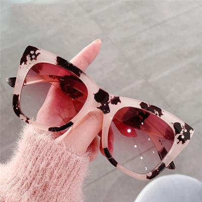 China 2022 Fashion Sunglasses Promotion Style Vintage Gradient Sunglasses UV400 Oversized Cat Logo Custom Sunglasses For Women for sale