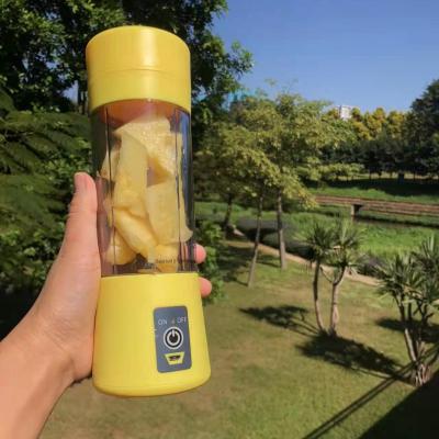 China Car Factory Design Fruit Juicer Maker Blender Rechargeable Portable Blender for sale