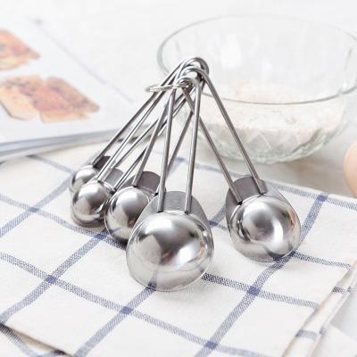 China Round Measuring Spoon Kitchen Cooking Utensils Stainless Steel Weighing Measuring Spoon Five-Piece Baking Weighing Tool à venda