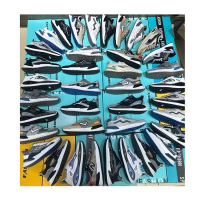 China Fashion Trend Mixed Type Stock Lots Quality Assurance Wholesale Sneaker Gym Football Shoes Men for sale