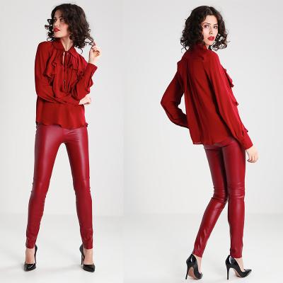 Chine Nouvelle arrivée élégante femme rouge automne manches longues basse V-col blouse et chemise de dames à vendre