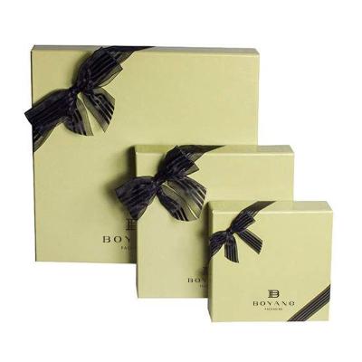 China Recyclable Luxury Customize Christmas Gift Candy Candy Macaron Chocolate Packing Boxes With Bow for sale