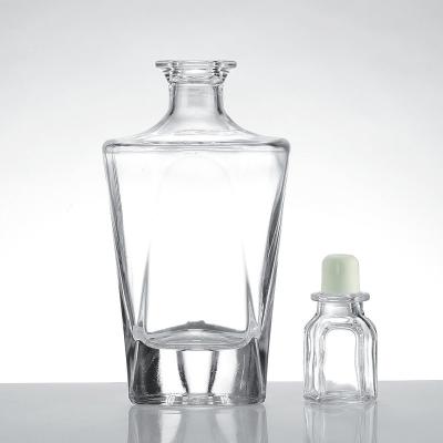 China High Quality Fancy Liquor Bottle 350ml 550ml Square Glass Beverage Vodka Bottle for sale