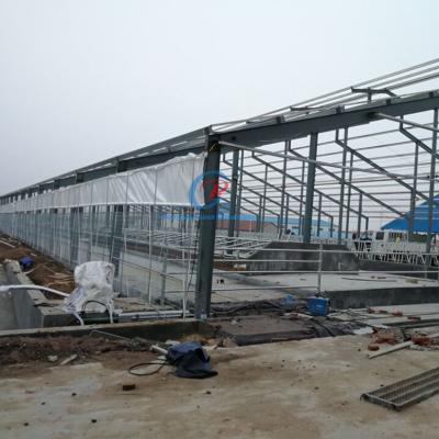 China Voorgefabriceerde staalconstructie koeienstal op maat staal frame shed Te koop