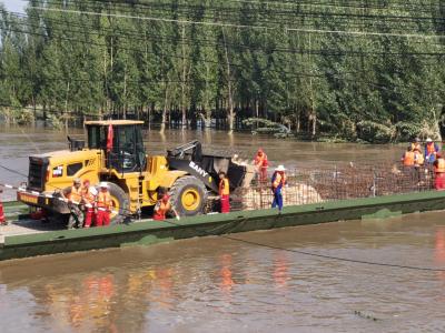 China Tracked Load 72t Military Pontoon Bridge / Military Floating Bridge for sale