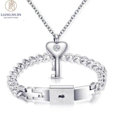 China Romantic manufacturers wholesale stainless steel bracelet key bracelet stainless steel lovers pendant bracelet for sale