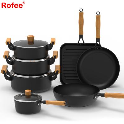 China Sustainable black die cast classic pots and pans non-stick glass lid wooden handle cookware sets cookware for sale