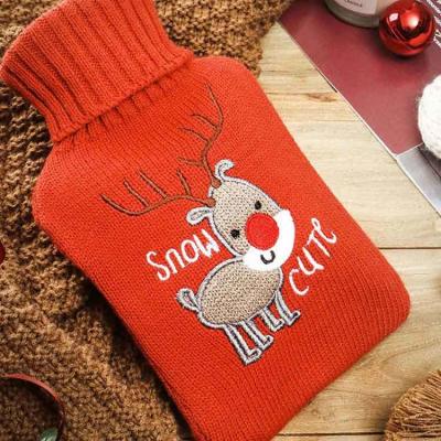 중국 red puppy santa claus knitted covers hot water bottles for winter warm promotion 판매용