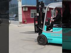 Full Electric Forklift With 1.2 Meters Fork Triple Stage Mast Onboard Charger