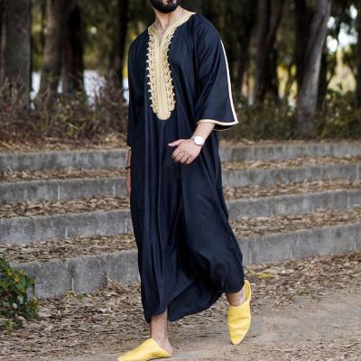 China Mens Abaya Muslim Abaya Hot Selling Comfortable Arab V-neck Long Sleeve Feeling Long Robes Embroidered Loose Islamic Clothing Men Dubai Abaya for sale