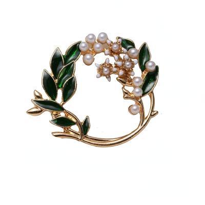 China Korean Style FASHIONABLE Hot Selling Single Brooch Leaves With Pearl Alloy Oil Drip New Brooch Pin Accessories for sale